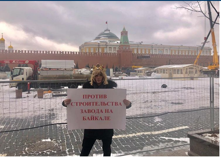 Сергей Зверев надел корону и устроил одиночный пикет наши звезды