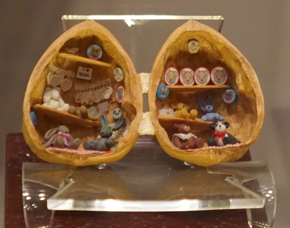 Микромир в грецких орехах: удивительные миниатюрные работы