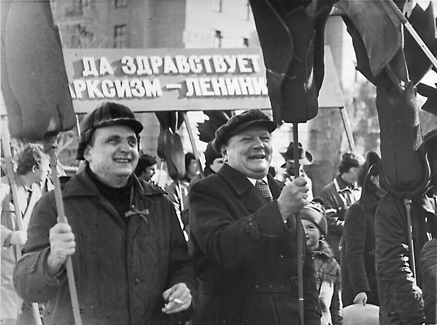 Трудовой народ. Леон Валентинович Тоом. Демонстрация СССР. Первомайская демонстрация в СССР. Советская демонстрация 1 мая.