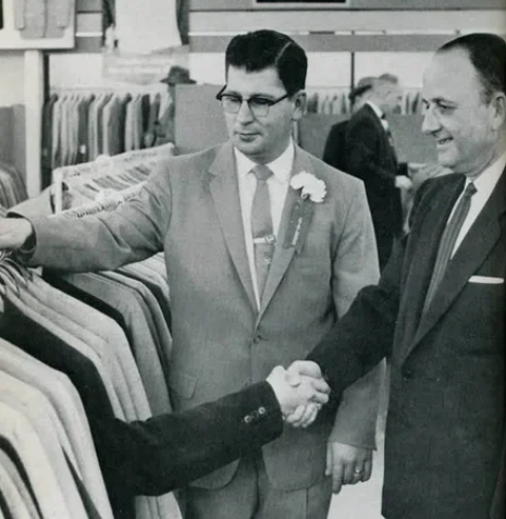 На открытии нового магазина Robert Hall в Мемфисе пиджак 39-го размера помогает продать себя