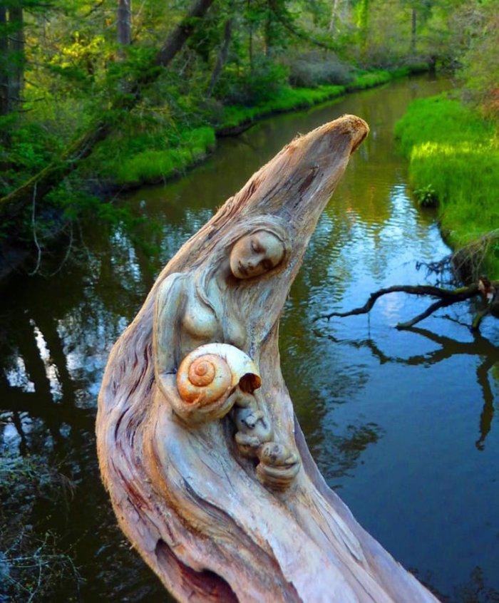 Духи природы в скульптурах посреди леса