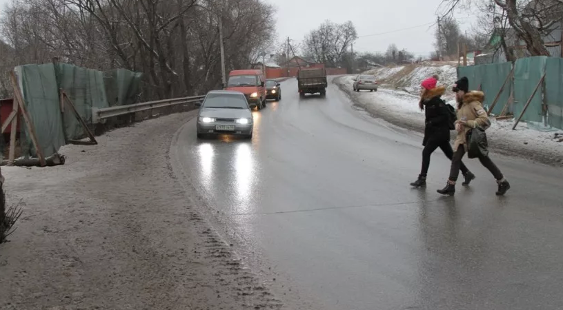 В неположенном месте. Перебегает дорогу в неположенном месте. Пешеход на проезжей части. Пешеход переходит дорогу в неположенном месте. Дети перебегают дорогу в неположенном месте.