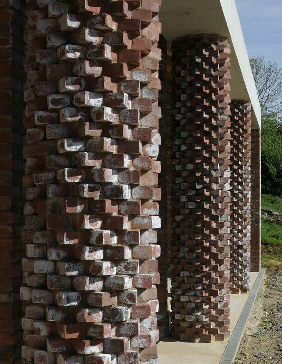 Вы мне, конечно же, не поверите, но это всё - обычные кирпичи Вы мне, конечно же, не поверите, но это всё - обычные кирпичи