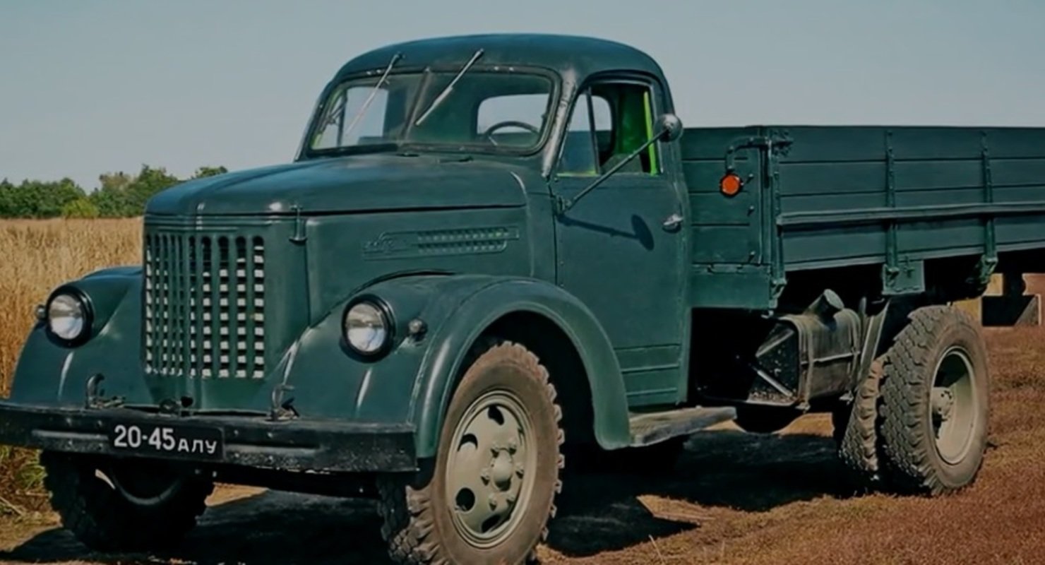 Первые грузовики-вездеходы УРАЛ