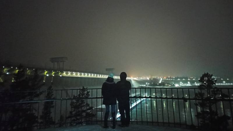 Свет в конце тайги. Как в Братске праздновали подсветку на важнейшей для России ГЭС