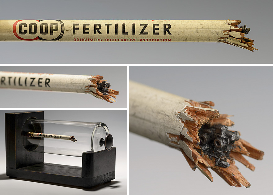 художница вырезает слонов и фигурки на карандашах