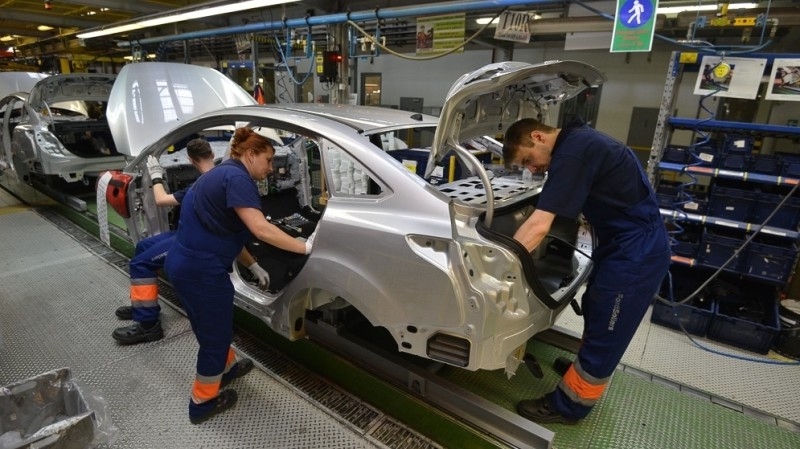 Выпуск легковых машин вырос в России на 44,3% Экономика