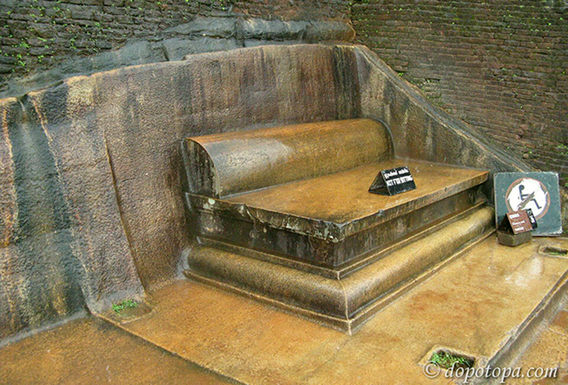 Каменный диван