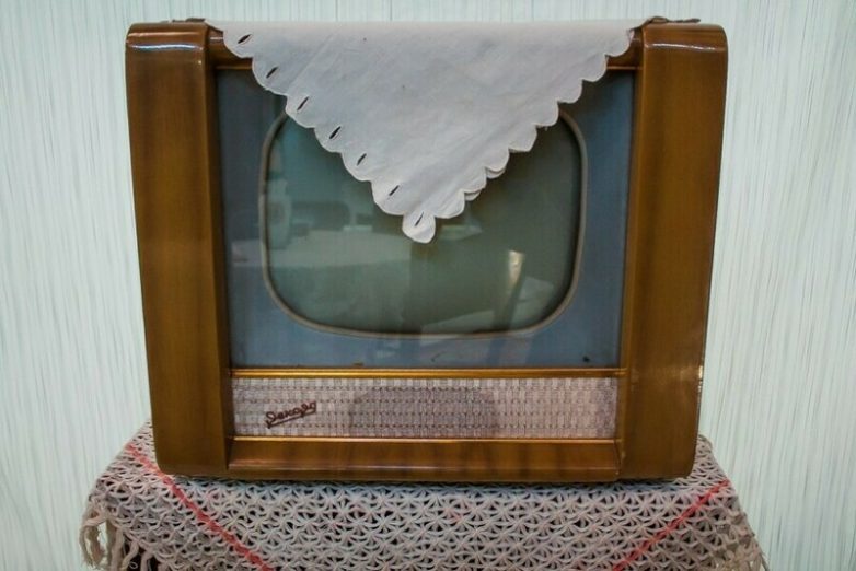 А зачем в Советском Союзе телевизор накрывали салфеткой? стене, салфетка, салфеткой, кинескоп, старшего, практичное, более, имела, говорили салфетка, Однако, времена, шкатулки, статуэтки, вазочки, ставили, телевизореСверху, службу, применение В, накрыть, считали