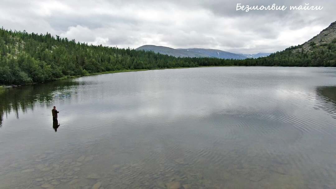 Вода в озере прозрачная и холодная.