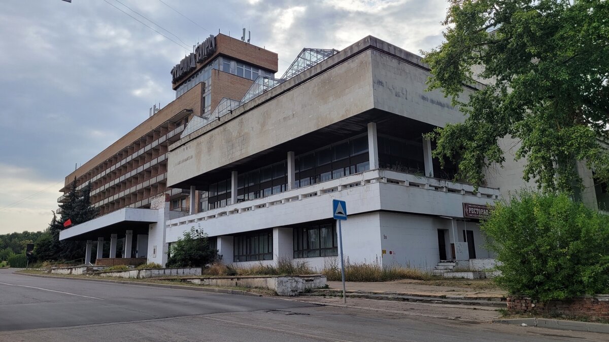 Вы могли бы себе представить, что где-то в центре подмосковного города может стоять огромная заброшенная гостиница совершенно без всякой охраны.-2