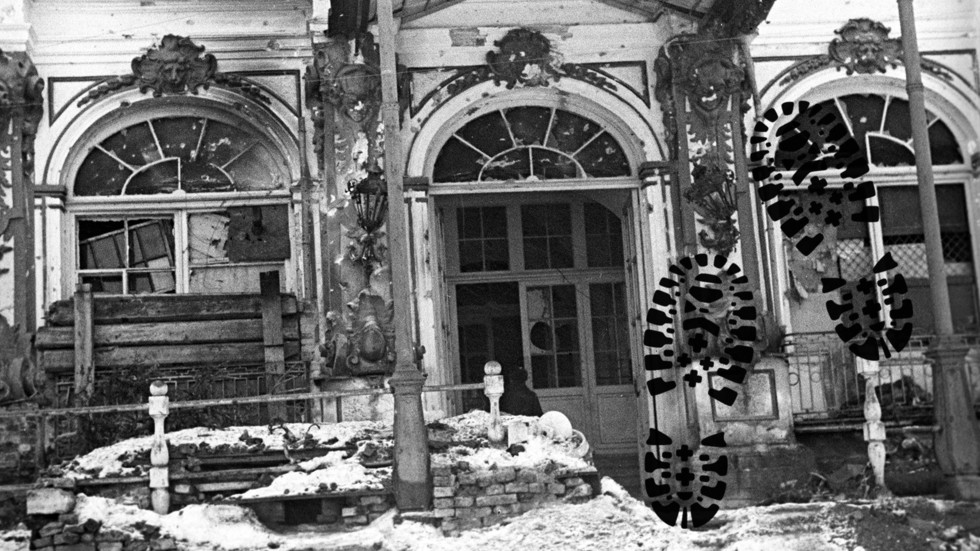 Здание Александровского дворца после освобождения города Пушкина советскими войсками. Коллаж © L!FE. Фото © РИА Новости/Борис Кудояров