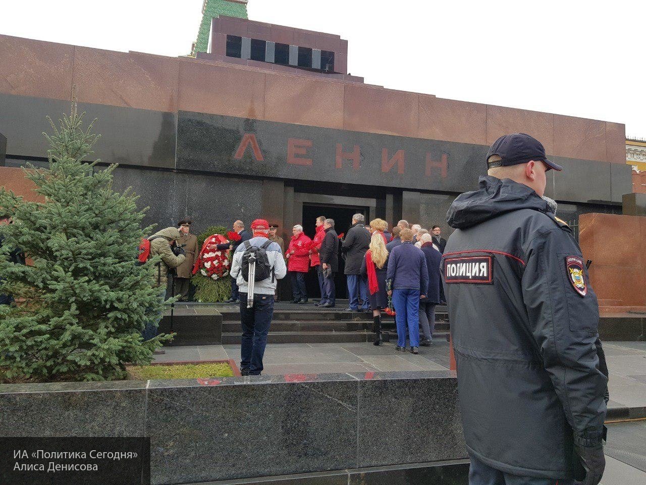 Режим мавзолея. Ленин Владимир Ильич мавзолей. Мавзолей Ленина 2021 режим. Очередь в мавзолей Ленина 2021.