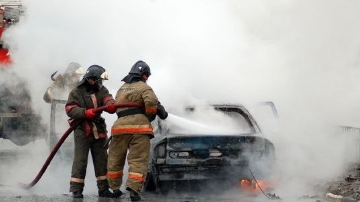 Три человека заживо сгорели в автомобиле на трассе в Подмосковье Происшествия