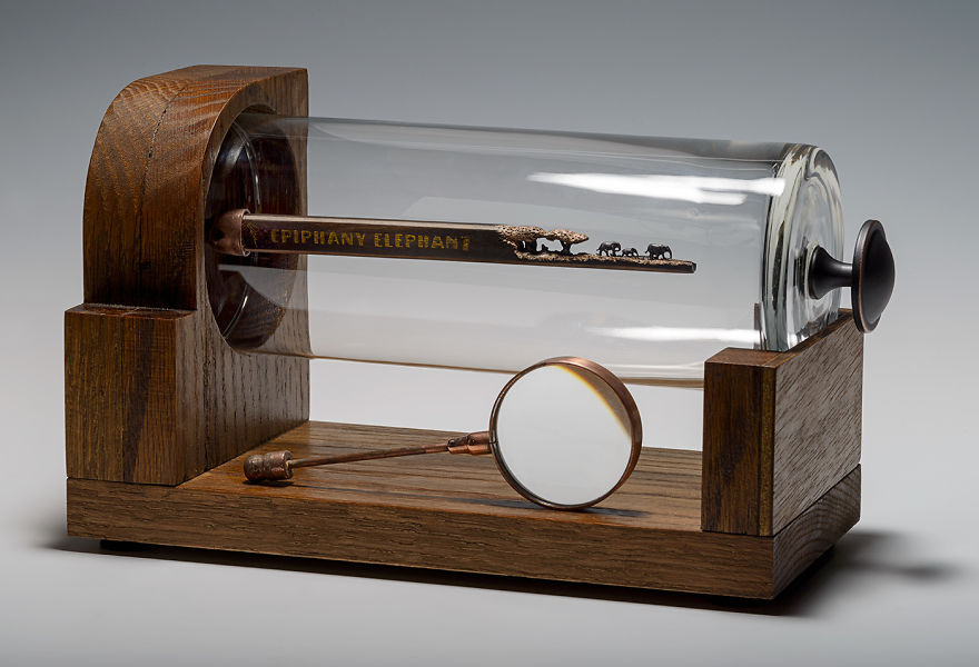 хдожница вырезает слонов и фигурки на карандашах