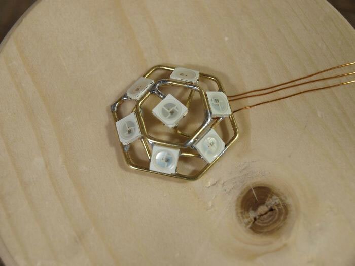 Парень подарил жене механический цветок, который расцветает при касании Парень подарил жене механический цветок, который расцветает при касании мужское хобби