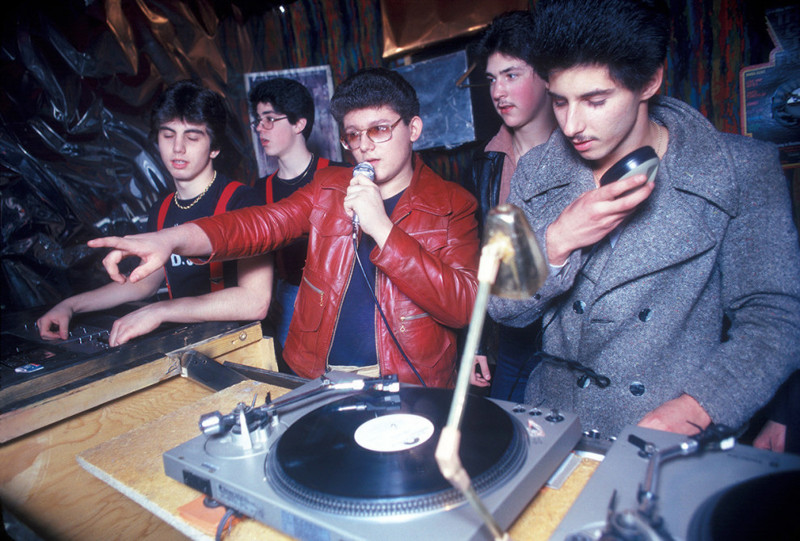 Группа диджеев крутит свои пластинки в одном из клубов Нью-Йорка, 1979 год Веселые, люди, эпоха