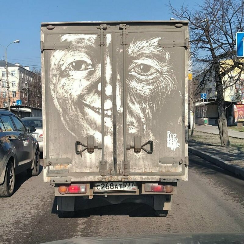 Грязь вместо красок: чего только не увидишь на пыльных грузовиках Грязь вместо красок: чего только не увидишь на пыльных грузовиках