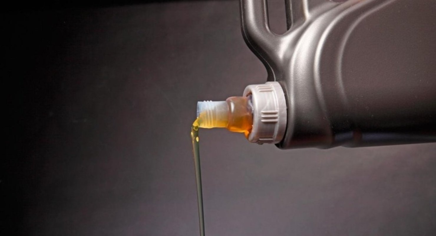 Синтетика или полусинтетика: какому типу моторного масла отдать предпочтение