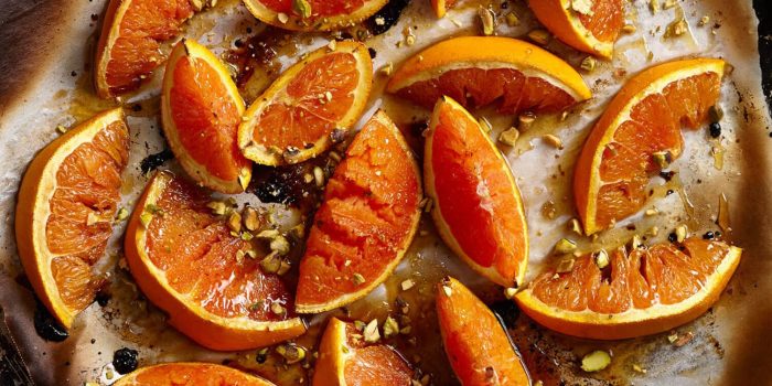 Запечённые апельсины с мёдом и орехами. \ Фото: commerage.ru.