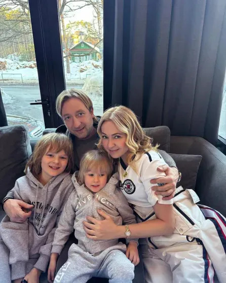 Евгений Плющенко и Яна Рудковская с детьми