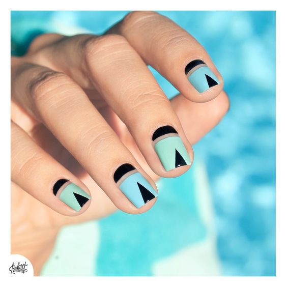 ¡Qué lindos se ven los triángulos en las uñas! Encuentra los mejores esmaltes y…