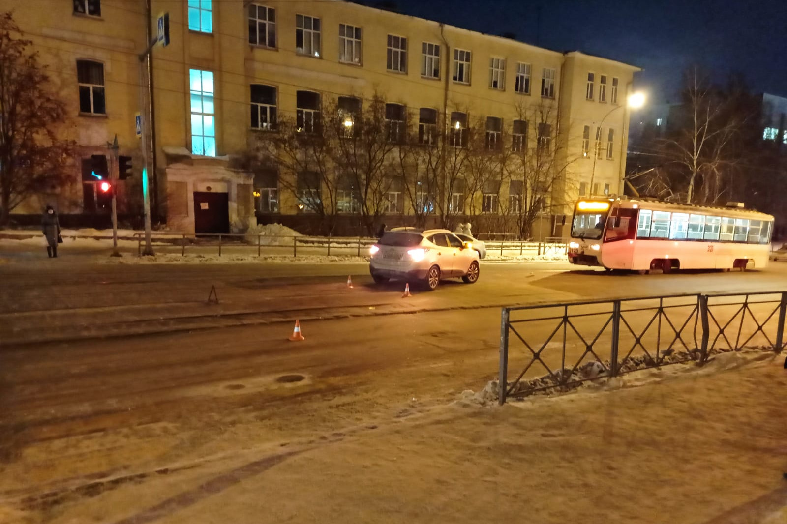 В центре Новосибирска Hyundai сбил 9-летнего мальчика — автомобиль ехал на красный