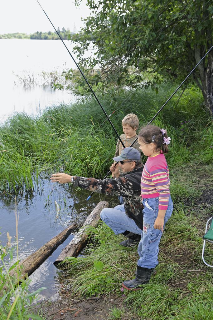 На первом этапе необходимо показать ребёнку, как промерить и выставить глубину ловли, как закидывать удочку, как вытаскивать рыбу.
