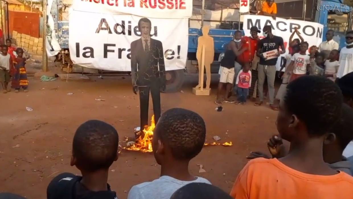 «Ассими — Путин»: в Мали прошли массовые антифранцузские митинги 