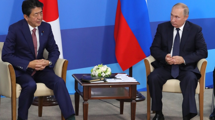 Экс-премьер-министр Японии Синдзо Абэ и президент РФ Владимир Путин