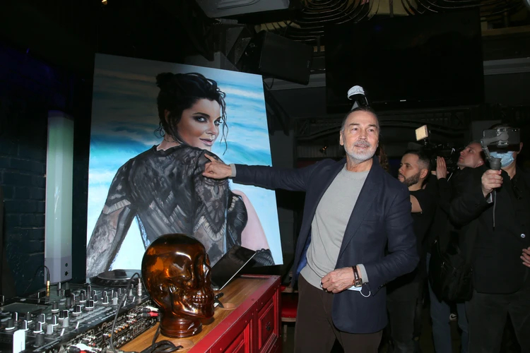 Оценить картины новоиспеченного живописца пришел художник Никас Сафронов.