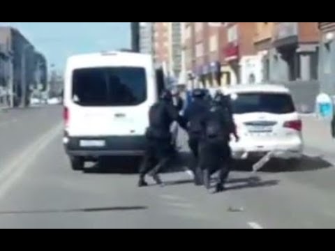 Водитель Infiniti ловко убежал от группы захвата в Красноярске