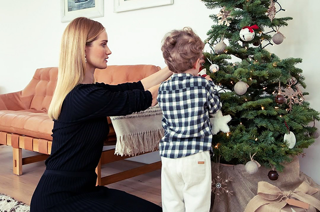 Рози Хантингтон-Уайтли вместе с сыном Джеком нарядила елку к Рождеству