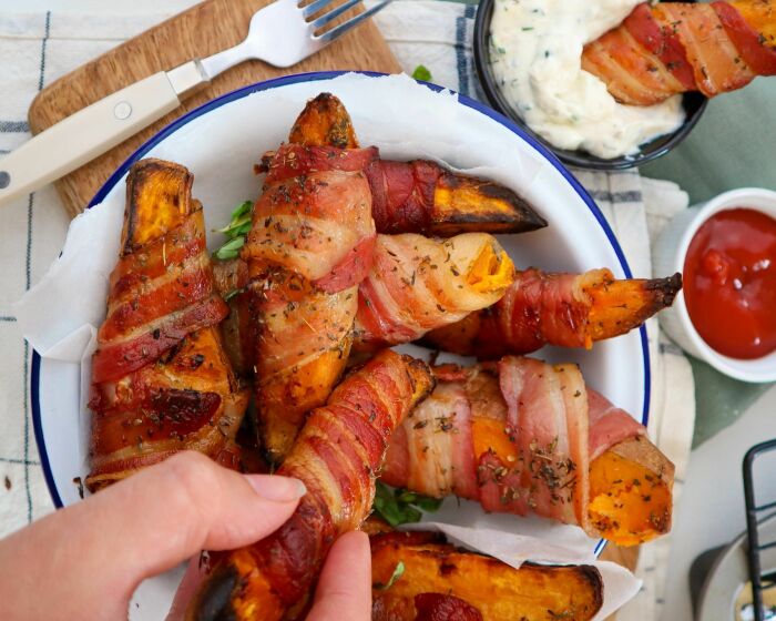 Картофельные дольки в беконе. \ Фото: jessicasglutenfreekitchen.com.