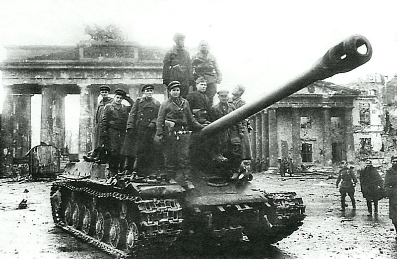 Советские танкисты фотографируются на память на фоне разбитых Бранденбургских ворот в Берлине, стоя на броне тяжелого танка ИС-2. Великая Отечественная война, СССР, Солдаты моей страны