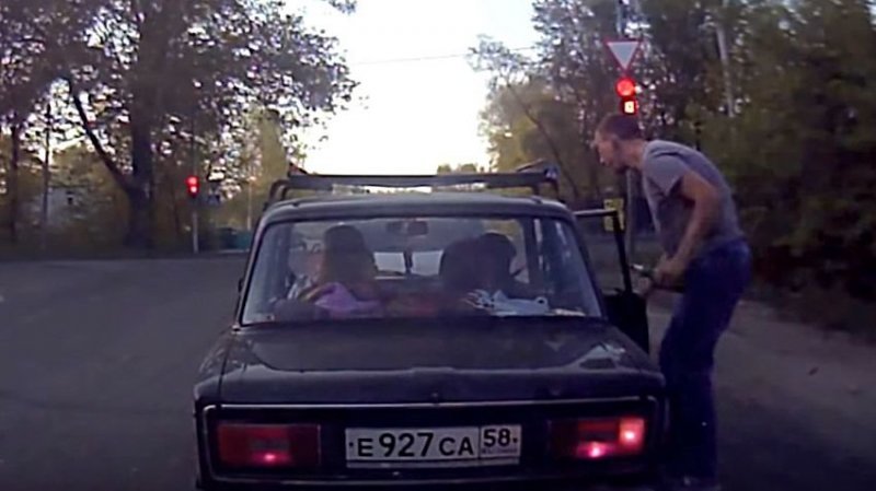 Парень вернул свиньям бутылку, выброшенную из машины на обочину Парень вернул свиньям бутылку, выброшенную из машины на обочину авто, бутылка, быдло, видео, мусор. автохам, прикол, свиньи
