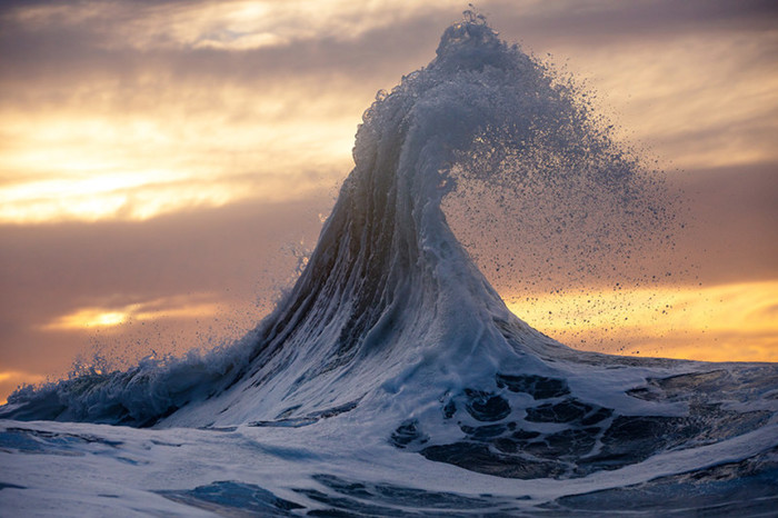 Фотограф снимает потрясающе красивые волны 