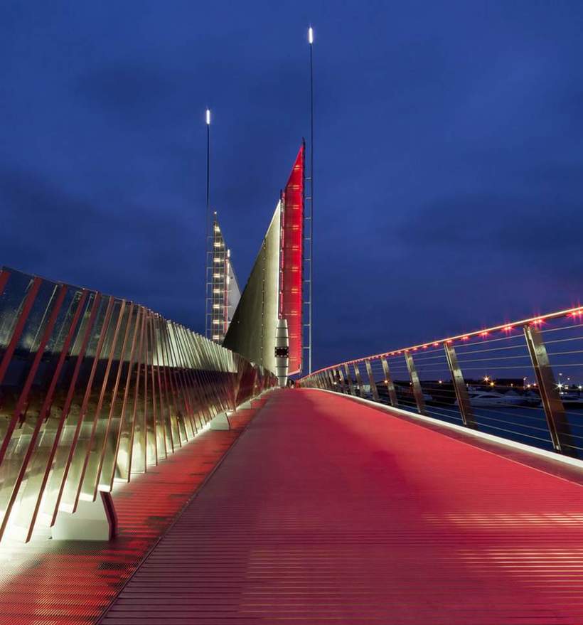 Моста нет. Мост "два паруса" / the Twin Sails Bridge. Разводной мост два паруса в Англии. Бискайский мост Испания. Мост Уилкинсона.