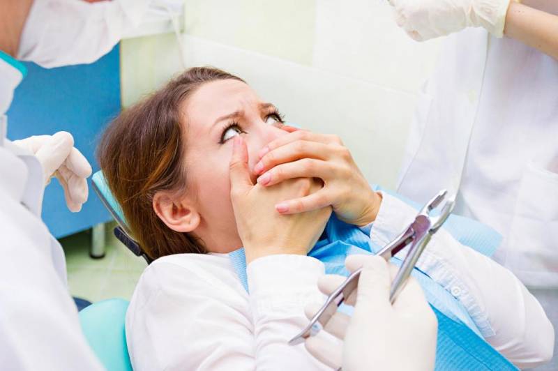 Болит горло после удаления зуба мудрости: причины, врачебное наблюдение и лечение