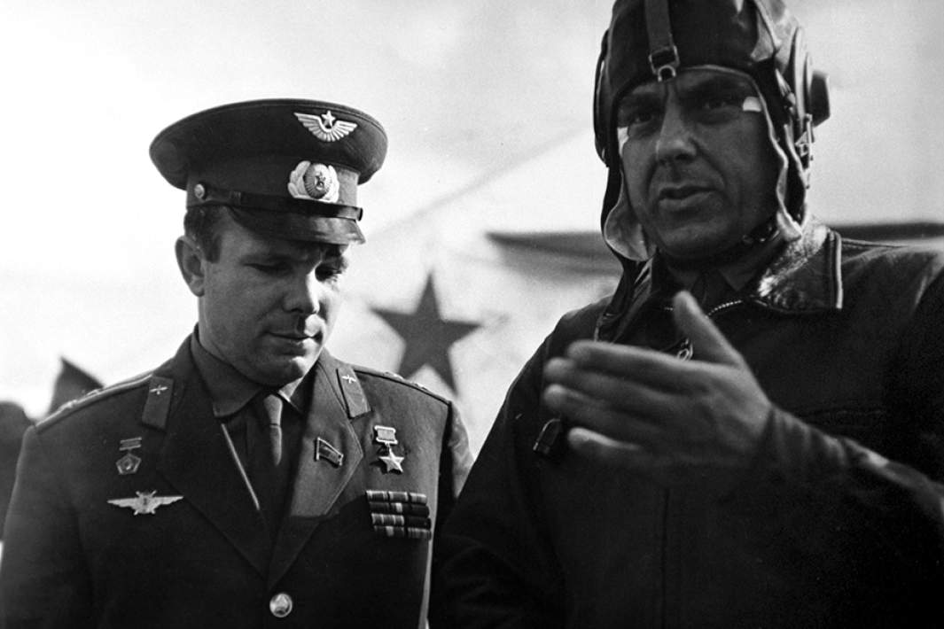 Юрий Гагарин и Владимир Комаров накануне его полета в октябре 1964 г.