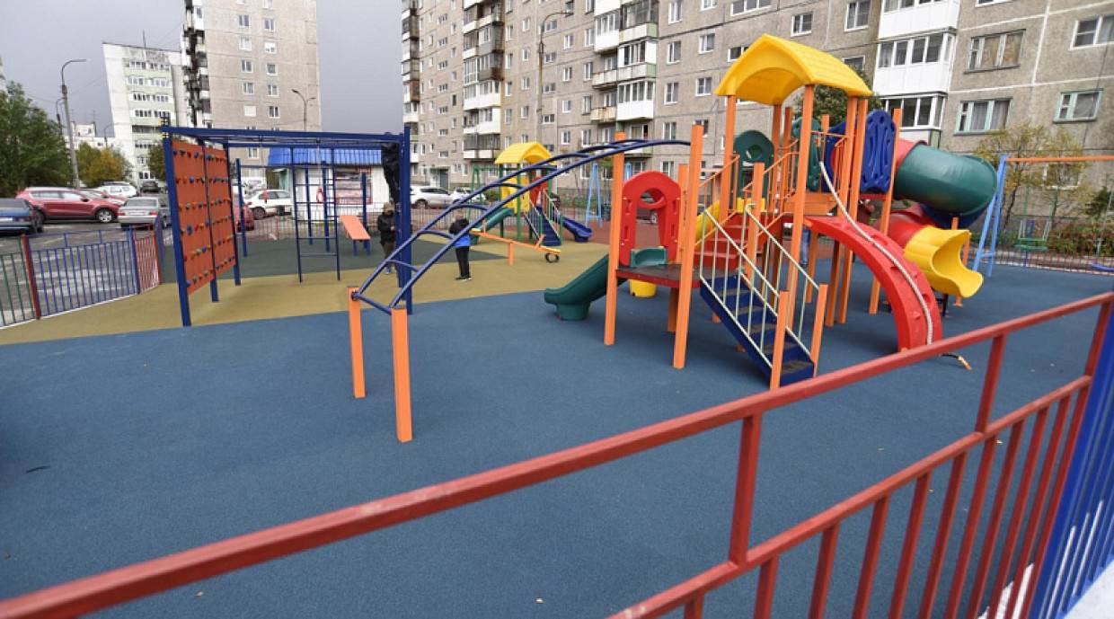 Жители Амурской области восхитились мальчиком, в одиночку убравшим детскую площадку