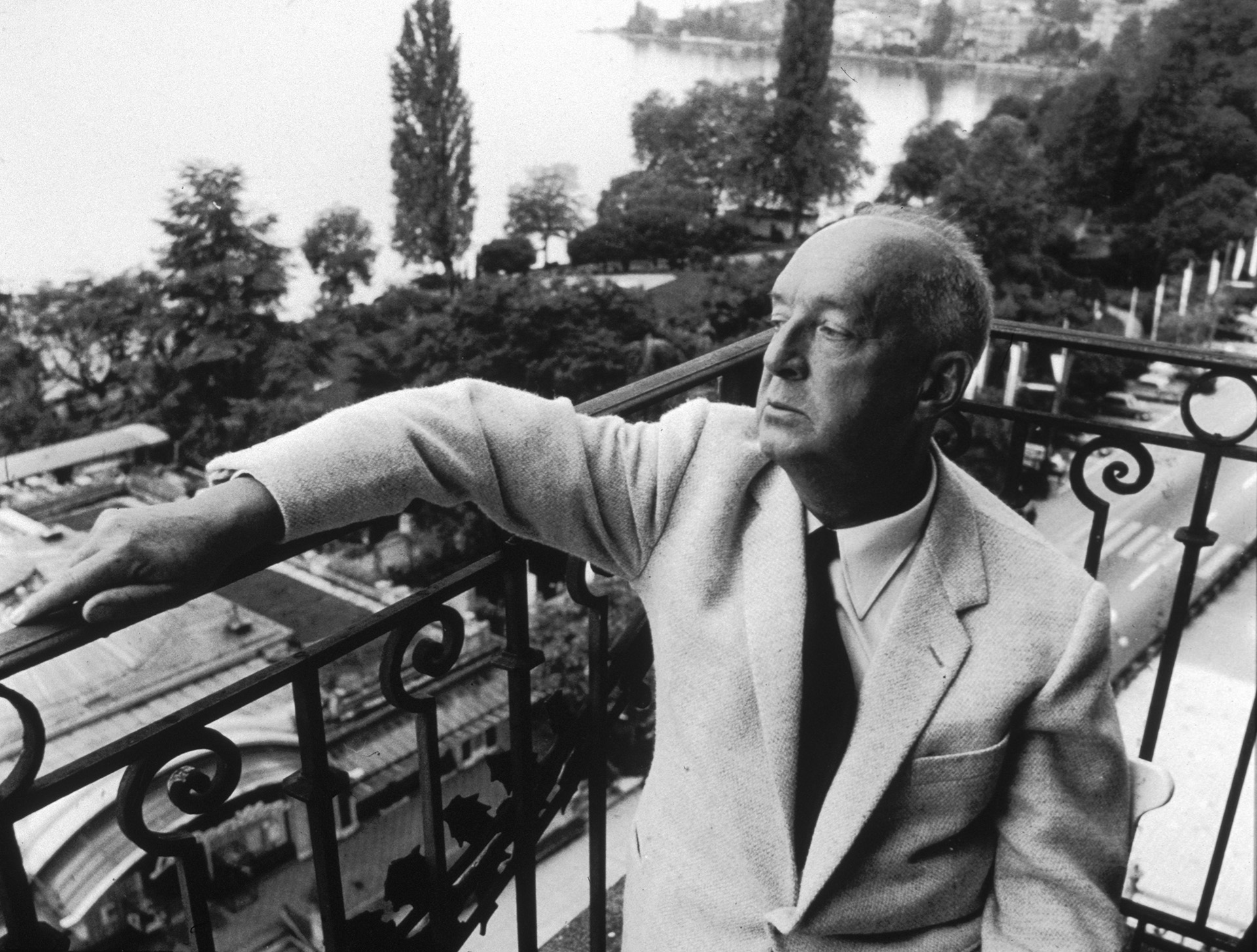 Владимир Набоков на балконе номера Montreux Palace, на писателе пиджак Nielsen and Cie