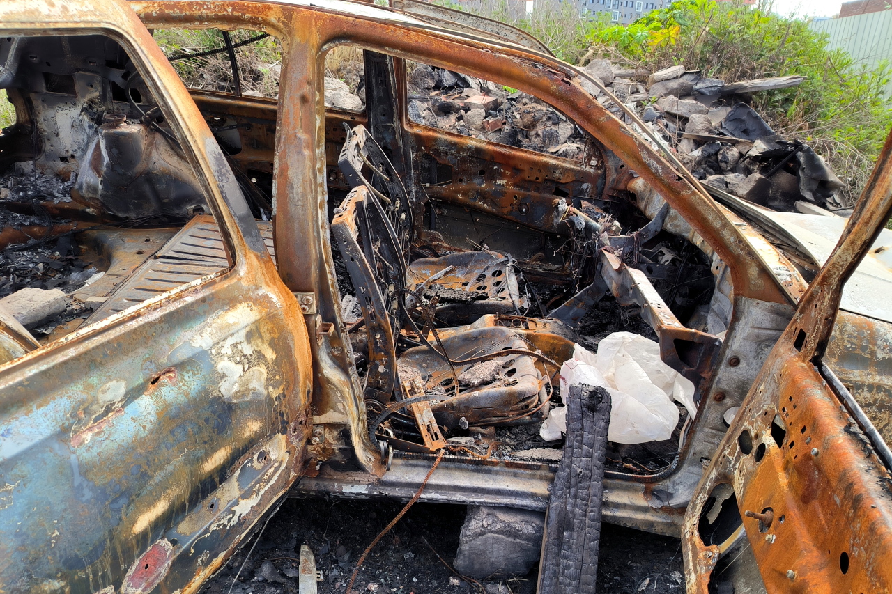 В Пермском крае мужчина случайно сжег четыре автомобиля, пытаясь слить бензин