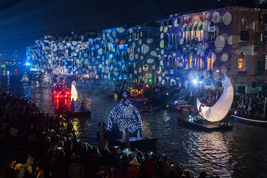 В Венеции начался карнавал 2019 года : репортаж открытия « Тутта колпа делла Луна » Война и мир