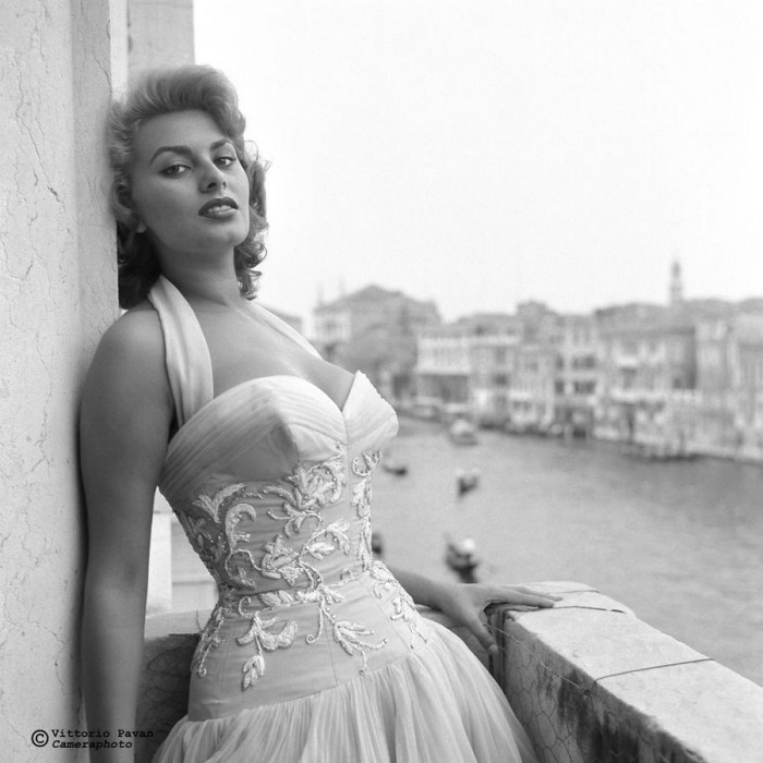 Легендарная итальянская актриса Софи Лорен, которая решила поэкспериментировать с цветом волос, позирует для фотосессии на балконе дворца Grand Canal Palazzo.