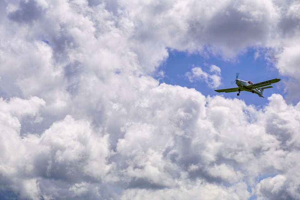 Два человека погибли при падении легкомоторного самолета на улицу в турецком городе Бурса