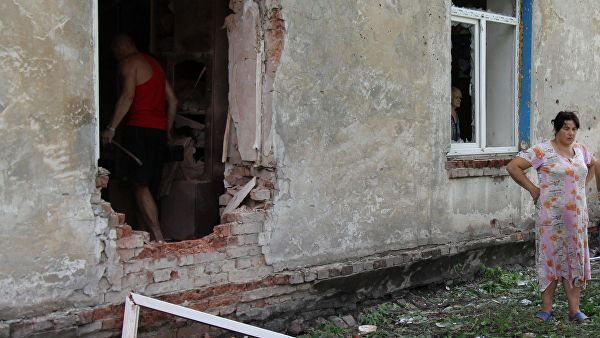 Жители Донецка возле дома после обстрела. 28 июня 2019