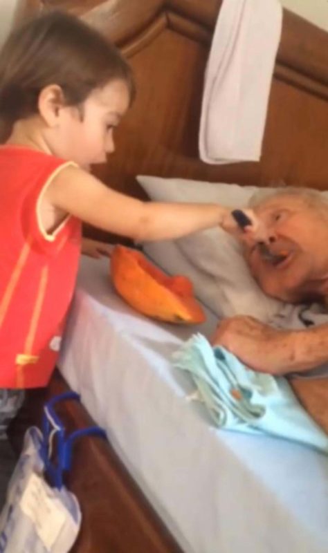Мальчик кормит дедушку с ложки – невозможно смотреть без слез... 