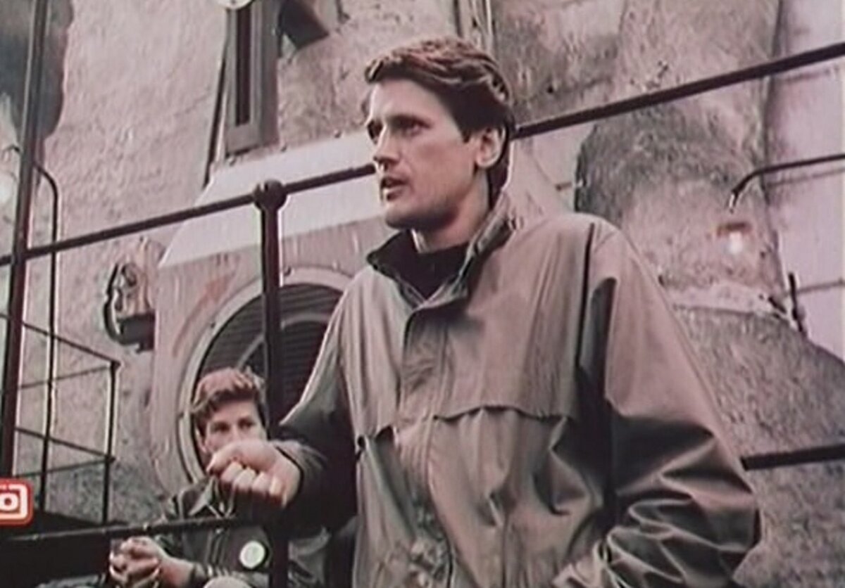 Кадр из фильма "Посредник" (1990)