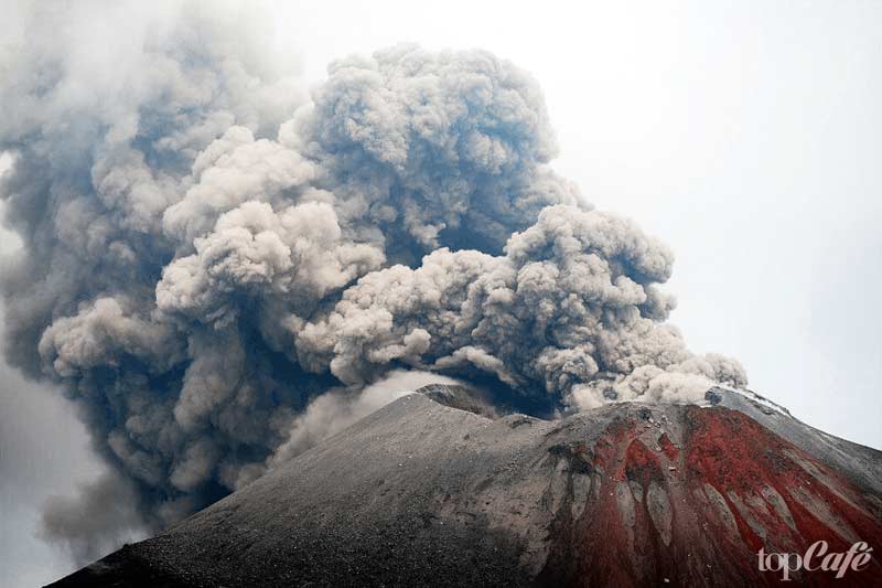 Кракатау пережил мощное извержение вулкана
